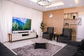 Mega Feat Apartments & Suites